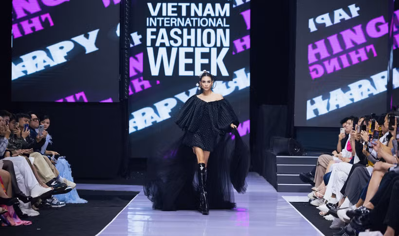 Võ Hoàng Yến diện thiết kế từ chất liệu bông chần, điểm xuyết những chi tiết lấp lánh thêu kết tinh xảo. (Ảnh: CTV/Vietnam+)
