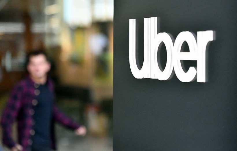 Biểu tượng của Hãng xe công nghệ Uber tại trụ sở công ty ở San Francisco, California, Mỹ. (Ảnh: AFP/TTXVN)