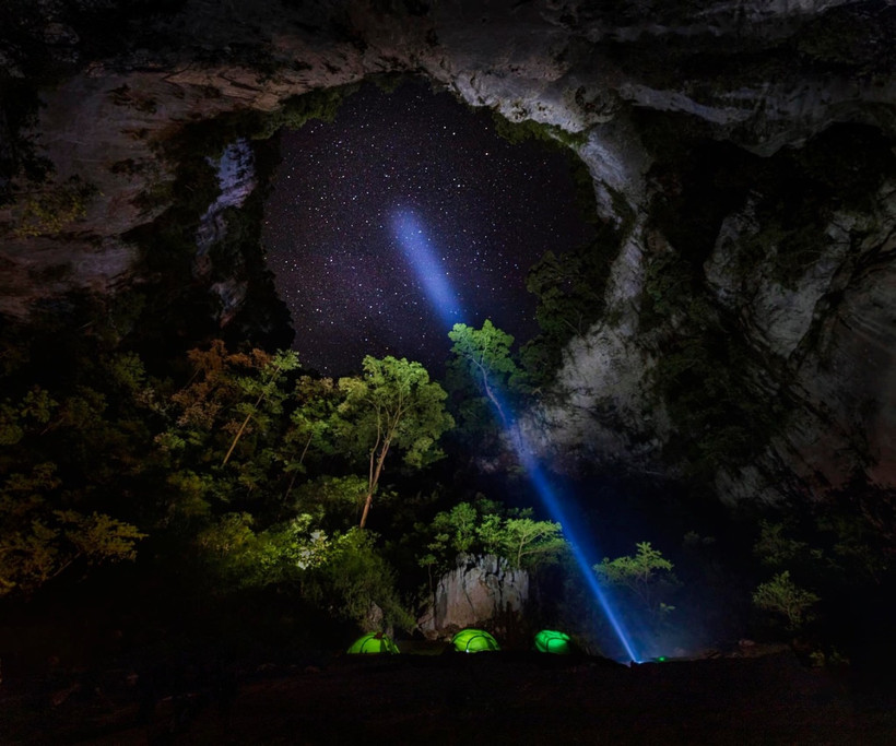 Trời đêm từ bãi trại hố sụt Kong, Phong Nha-Kẻ Bàng. (Ảnh: Jungle Boss Tour)