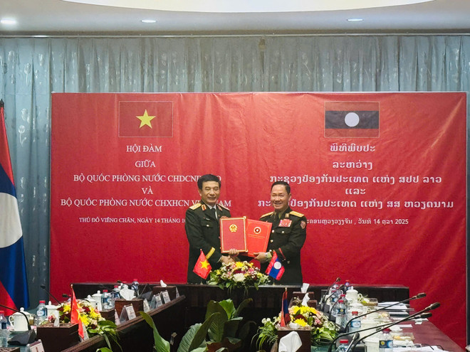 ファン・ヴァン・ザン将軍とカムリャン・ウタカイソーン上級中将は、ベトナム国防省とラオス国防省の間で、訓練、指導、人材育成の分野での協力強化に関する覚書に署名した(写真:国防省) 6f663ece57c6da9883d7.jpg