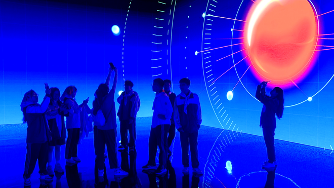 Studenten ervaren het interactieve licht- en geluidssysteem op het 'Not Alone' Online Safety Festival. (Foto: PV/Vietnam+) khong-mot-minh3.png