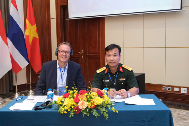 Oberstleutnant Nguyen Dinh Thuan, stellvertretender Kommandeur des Chemiekorps, Vietnam, und Dr. Daniel Noort, Laborleiter der Organisation für das Verbot chemischer Waffen (OPCW), moderierten die Diskussionsrunde (Foto: PV/Vietnam+) 7a9831723c46b718ee57.jpg