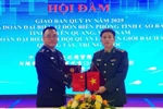 Trưởng đoàn đại biểu hai bên trao tặng danh hiệu "Sứ giả hữu nghị" cho cán bộ hai bên.