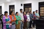  TAND tỉnh Cà Mau đã tuyên phạt hơn 113 năm tù cho 9 bị cáo thực hiện hành vi tìm kiếm những người phụ nữ có hoàn cảnh gia đình khó khăn rồi dụ dỗ, thuyết phục giới thiệu sang Trung Quốc làm việc nhẹ, lương cao. (Ảnh: TTXVN phát.)