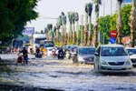 Nhiều xe môtô bị chết máy do đường Võ Nguyên Giáp, phường 12, thành phố Vũng Tàu ngập sâu sau mưa lớn. (Ảnh: Hoàng Nhị/TTXVN)