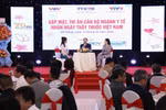 Các bác sỹ giao lưu chia sẻ những kết quả của ngành y tế tại Đà Nẵng. (Ảnh: Trần Lê Lâm/TTXVN)