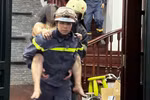 Cảnh sát giải cứu các nạn nhân bị mắc kẹt (Ảnh: Công an cung cấp)