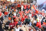 Đông đảo người dân Thành phố Hồ Chí Minh và các tỉnh lân cận tập trung trên vỉa hè góc đường Nam Kỳ Khởi Nghĩa - Nguyễn Đình Chiểu (Quận 3) để chờ xem lễ diễu binh, diễu hành kỷ niệm 50 năm Ngày Giải phóng miền Nam, thống nhất đất nước (30/4/1975 - 30/4/2025). (Ảnh: Thanh Vũ/TTXVN)