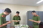 Phòng Cảnh sát kinh tế triệt phá một đường dây sản xuất, buôn bán thực phẩm chức năng giả. (Ảnh: TTXVN phát)