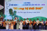 Lãnh đạo thành phố tặng hoa cảm ơn các đơn vị tài trợ. (Ảnh: Hồng Thái/TTXVN)