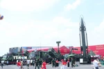 Khu trưng bày ngoài trời với các loại khí tài do các tập đoàn Công nghiệp Quốc phòng Việt Nam sản xuất và cải tiến nâng cấp. (Ảnh: Trọng Đức/TTXVN)