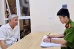Đối tượng Nguyễn Ngọc Ngân (bên trái) tại cơ quan công an. (Ảnh: CAHN)