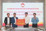 Đại diện Thường trực Đảng ủy và Ủy ban Mặt trận Tổ quốc Việt Nam xã Tân An (bên trái) chuyển tới Mặt trận Tổ quốc Việt Nam thành phố Hải Phòng 150 triệu đồng do nhân dân xã Tân An đóng góp, để ủng hộ đồng bào miền Trung - Tây Nguyên. (Ảnh: Mạnh Minh/TTXVN)