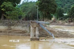 Chân cầu treo Đền Vạn và hệ thống trụ cáp còn sót lại sau trận lũ lịch sử xảy ra vào tối 22 và rạng sáng ngày 23/7/2025. (Ảnh: Xuân Tiến/TTXVN)