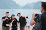 Du khách thích thú chụp ảnh “check in” khi đến với Hạ Long. (Ảnh: Hoàng Hiếu/TTXVN)