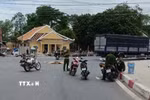 Hiện trường vụ tai nạn giao thông giữa xe tải và xe môtô trước Khu di tích Ngã tư Đức Hòa, xã Đức Hòa, tỉnh Tây Ninh khiến 2 người tử vong. (Ảnh: TTXVN phát)