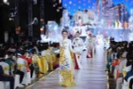 Lễ hội Áo dài kể câu chuyện về chiếc áo dài dành cho mọi giới tính, mọi độ tuổi và phù hợp với nhiều môi trường, hoàn cảnh. (Ảnh: Thu Hương/TTXVN)