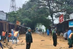 Hàng chục bộ đội, dân quân, công an, đoàn thanh niên xã cùng người dân tham gia khắc phục bùn đất tại Trà Tân, thành phố Đà Nẵng. (Ảnh: TTXVN phát)