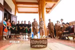 Nghi thức cúng bản là nghi thức đầu tiên trong phần lễ của lễ hội tiếng sấm đầu năm của dân tộc Ơ Đu. Thầy mo là chủ lễ sẽ khấn cầu thông báo và xin thổ địa việc dân bản sẽ tổ chức đón Tết trên địa bàn. (Ảnh: Xuân Tiến/TTXVN)