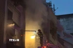 Cảnh sát chữa cháy nỗ lực dập lửa. (Ảnh: TTXVN phát)
