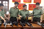 Một phần số vũ khí do các đối tượng chế tạo, mua bán bị lực lượng chức năng phát hiện, thu giữ. (Ảnh: Nguyên Linh/TTXVN)