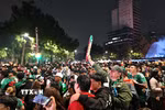 Biển người đổ về khu vực FanFest tại đại lộ Paseo de Reforma để ăn mừng chiến thắng của đội tuyển Mexico và tấm vé vào vòng 1/8 World Cup 2026. (Ảnh: Phương Lan/TTXVN)