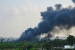 Đám cháy lan rộng và cột khói bốc cao hàng chục mét. (Ảnh: Quốc Lũy/TTXVN)