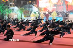 Võ sinh biểu diễn kỹ thuật với sáo. (Ảnh: Đồng Thúy/TTXVN)
