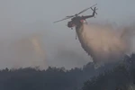 Trực thăng cứu hỏa phun nước dập đám cháy rừng tại thành phố Daegu, Hàn Quốc ngày 29/4/2025. (Ảnh: Yonhap/TTXVN)