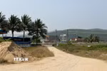 Cầu Thạnh Đức mới xây có giá 265 tỷ đồng nhưng ko có lối vào để ra Quốc lộ 1A, mọi người phải đi theo lối món dân sinh nhỏ. (Ảnh: Cao Nguyên/TTXVN)