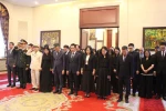 Đoàn Đại sứ quán Việt Nam tại Trung Quốc do Đại sứ Phạm Thanh Bình dẫn đầu, viếng nguyên Chủ tịch nước Trần Đức Lương. (Ảnh: Hải Yến/TTXVN)