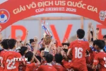 Ban tổ chức trao Cup vô địch cho U15 PVF. (Ảnh: Minh Quyết/TTXVN)