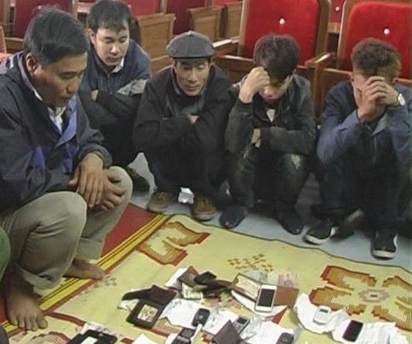 Hà Tĩnh bắt quả tang 20 đối tượng chơi xóc đĩa giữa đầm tôm ảnh 1