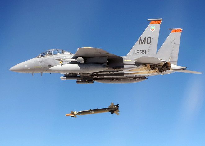 Một quả bom xuyên phá GBU-28 được thả từ máy bay chiến đấu F-15E Strike Eagle. (Nguồn: air-attack.com) Quân đội Hàn Quốc tăng cường trang bị bom xuyên phá ảnh 1