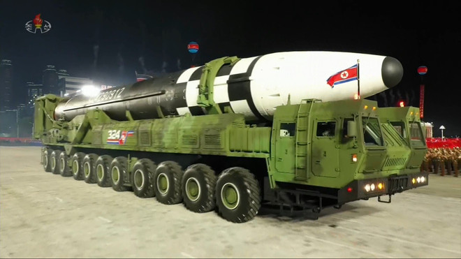 Mẫu tên lửa đạn đạo xuyên lục địa (ICBM) mới được giới thiệu trong cuộc duyệt binh kỷ niệm 75 năm thành lập đảng Lao động Triều Tiên tại Bình Nhưỡng ngày 10/10/2020. (Ảnh: Yonhap/TTXVN) Ba lý do ông Joe Biden nên tuyên bố chấm dứt Chiến tranh Triều Tiên ảnh 2
