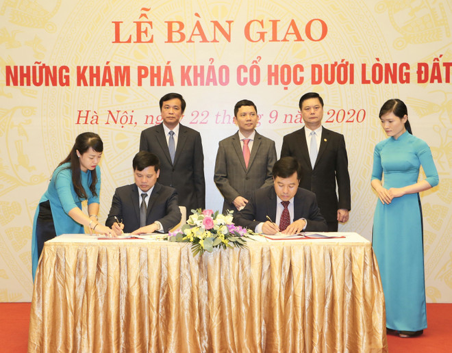 Lễ ký kết Biên bản bàn giao di vật, cấu kiện di tích tại Khu trưng bày Những khám phá khảo cổ học dưới lòng đất Nhà Quốc hội. (Ảnh: Doãn Tấn/TTXVN) Bàn giao Khu trưng bày khảo cổ học dưới lòng đất Nhà Quốc hội ảnh 1