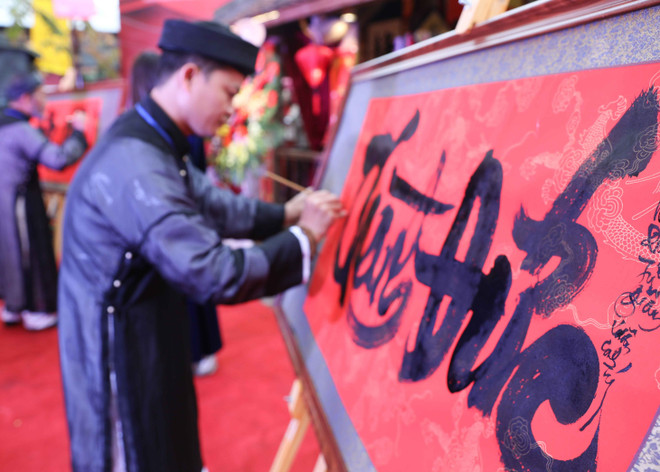 Triển lãm và liên hoan thư pháp kỷ niệm 1.010 năm Thăng Long-Hà Nội ảnh 1