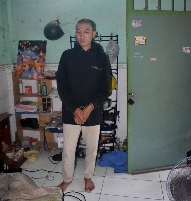 Đối tượng Võ Đức Anh Hào bị bắt về tội tàng trữ tiền giả. (Ảnh: TTXVN phát) ttxvn_tien gia 2.jpg