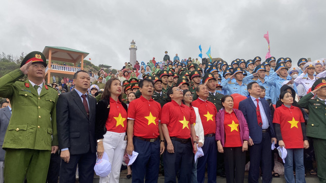 Linh thiêng Lễ chào cờ đầu năm tại cực Đông trên đất liền của Tổ quốc ảnh 1