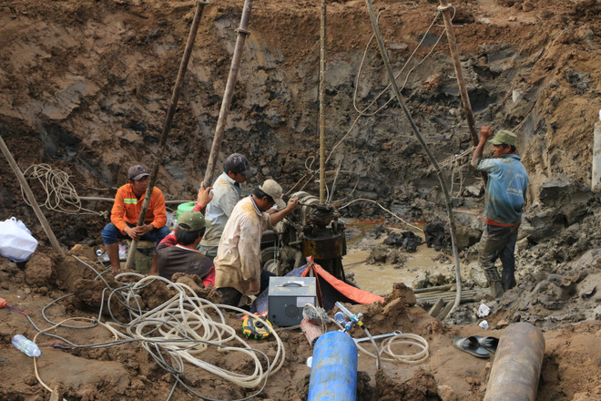 Hành trình xuyên đêm giải cứu bé trai mắc kẹt trong trụ bêtông sâu 35m ảnh 3