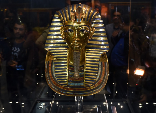  [Photo] Ai Cập trưng bày mặt nạ vàng của Pharaoh Tutankhamun ảnh 1