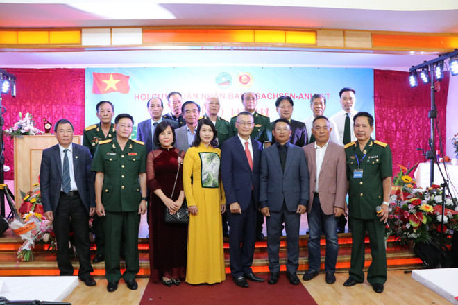 Đại sứ Vũ Quang Minh chụp ảnh với Hội Cựu chiến binh Việt Nam tại Đức. (Ảnh: Vũ Tùng/TTXVN) Lễ kỷ niệm Ngày Thương binh Liệt sỹ đầy ý nghĩa tại Đức ảnh 1