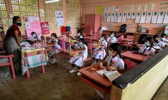 Một lớp học ở thủ đô Colombo, Sri Lanka. (Ảnh: AFP) Sri Lanka mở lại trường học sau 1 tháng đóng cửa do thiếu nhiên liệu ảnh 1