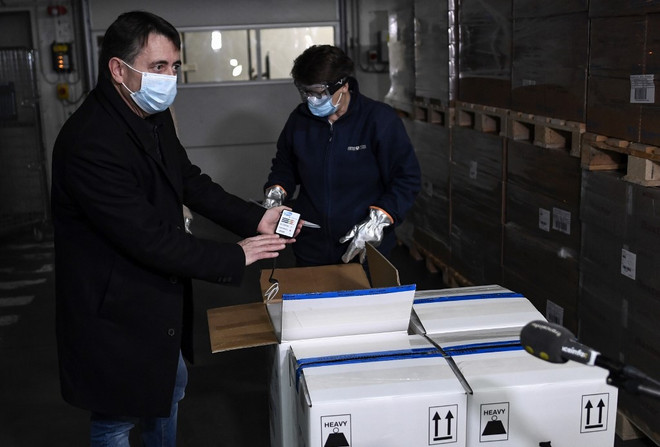 Pháp, TBN tiếp nhận những lô vắcxin ngừa COVID-19 đầu tiên ảnh 1