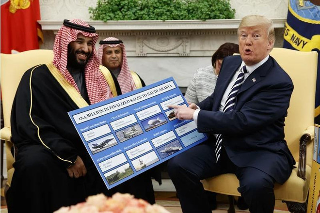 Tổng thống Mỹ Donald Trump giới thiệu với Thái tử Saudi Arabia Mohammed bin Salman về các loại vũ khí. (Ảnh: AP) Thượng viện Mỹ ngăn cản thương vụ bán vũ khí cho Saudi Arabia và UAE ảnh 1