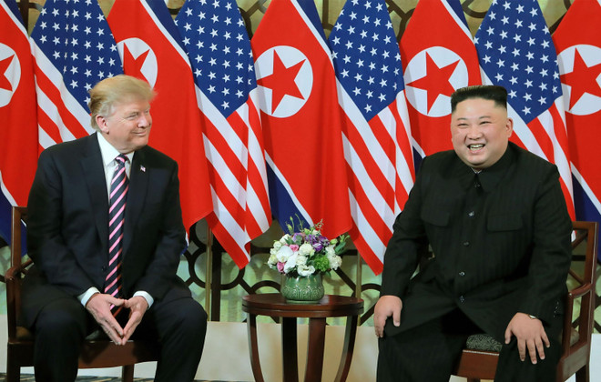 Tổng thống Mỹ Donald Trump và nhà lãnh đạo Triều Tiên Kim Jong-un trong cuộc gặp thượng đỉnh tại Hà Nội. (Ảnh: AFP/ TTXVN) Tổng thống Mỹ khẳng định sẽ gặp lại nhà lãnh đạo Triều Tiên ảnh 1