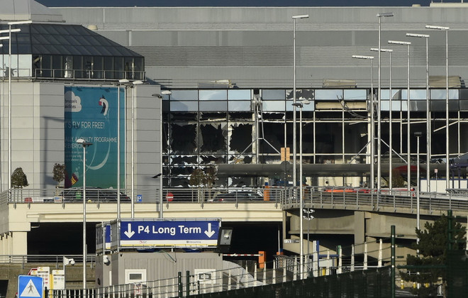 Quang cảnh đổ nát tại sân bay Zaventem sau vụ tấn công khủng bố ở Brussels ngày 22/3. (Nguồn: AFP/TTXVN) Sân bay Zaventem chỉ có thể nối lại hoạt động sau ngày 30/3 ảnh 1