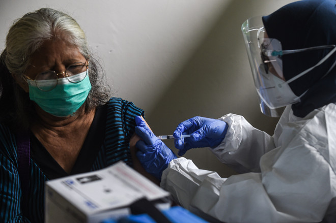 Dịch COVID-19: Indonesia cấp phép sử dụng khẩn cấp vaccine AstraZeneca ảnh 1