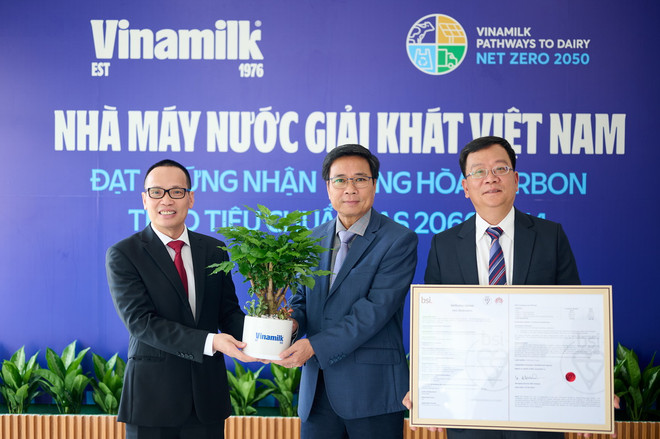 Ông Lê Hoàng Minh, Giám đốc Điều hành Sản xuất của Vinamilk trao tặng cây lưu niệm cho đại diện BSI Việt Nam. 3_resize.jpg
