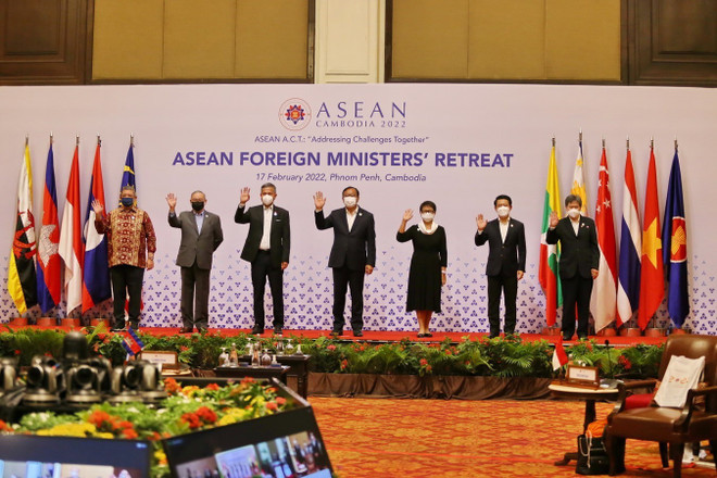 Các Bộ trưởng Ngoại giao và lãnh đạo Ban Thư ký ASEAN chụp ảnh cùng Phó Thủ tướng kiêm Bộ trưởng Bộ Ngoại giao và Hợp tác Quốc tế Campuchia Prak Sokhon. (Ảnh: TTXVN phát) Hội nghị AMMR 2022: Việt Nam đề nghị củng cố Cộng đồng ASEAN tự cường ảnh 1